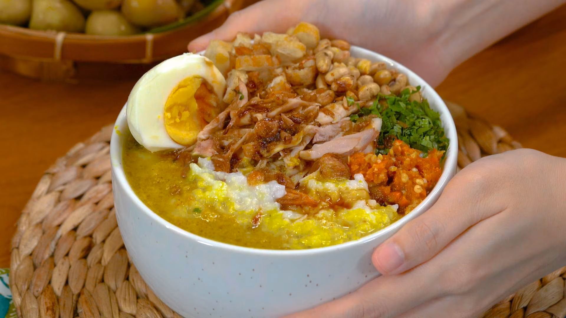 Bubur Ayam Nusantara: Santapan Pagi yang Menghantarkan Kenangan di Cilacap